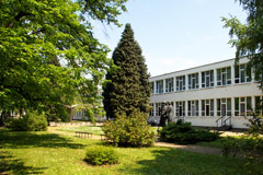 Az iskola épülete és parkja